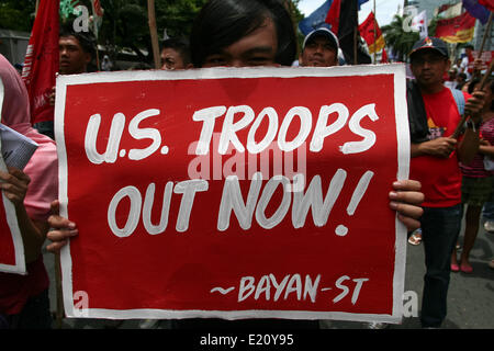 Manila, Philippinen. 12. Juni 2014. Ein Demonstrant hält ein Plakat gegen die verbesserte Verteidigung Kooperationsvereinbarung in Kalaw, Manila. Mehrere hundert Demonstranten verschiedene Protestkundgebungen aller Metro Manila markieren den Philippinen 116. Independence Day statt. Verschiedene Gruppen gefordert, Rechenschaftspflicht und Transparenz in Bezug auf die Korruptionsskandale der hohen Regierungsbeamten ranking. Die Demonstranten forderte auch die Absetzung von Präsident Aquino für seine angebliche Unfähigkeit seiner Verwaltung zu regieren. Bildnachweis: Pazifische Presse/Alamy Live-Nachrichten Stockfoto