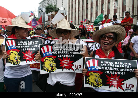 Manila, Philippinen. 12. Juni 2014. Demonstranten halten Plakate gegen das verbesserte Verteidigung Kooperationsabkommen in Kalaw, Manila Parolen schreien. Mehrere hundert Demonstranten verschiedene Protestkundgebungen aller Metro Manila markieren den Philippinen 116. Independence Day statt. Verschiedene Gruppen gefordert, Rechenschaftspflicht und Transparenz in Bezug auf die Korruptionsskandale der hohen Regierungsbeamten ranking. Die Demonstranten forderte auch die Absetzung von Präsident Aquino für seine angebliche Unfähigkeit seiner Verwaltung zu regieren. Bildnachweis: Pazifische Presse/Alamy Live-Nachrichten Stockfoto