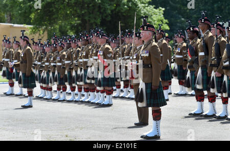 Bad Fallingbostel, Deutschland. 12. Juni 2014. Soldaten des 4. Bataillons des The Royal Regiment of Scotland richten Sie während des Besuchs von Prinz Philip, Duke of Edinburgh an St. Barbara Basis in Bad Fallingbostel, Deutschland, 12. Juni 2014. Der britische Prinz ausgezeichnet Medaillen an die Soldaten für ihren Einsatz in Afghanistan. Foto: HOLGER HOLLEMANN/Dpa/Alamy Live News Stockfoto