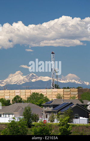 Greeley, Colorado - eine Ölplattform in der Nähe von Häusern in einer Wohngegend. Stockfoto