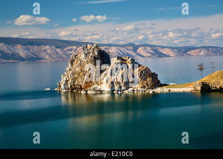 Luftaufnahme des Kap Burhan und Schamanen Felsen auf der Insel Olchon im Baikalsee, Russland Stockfoto