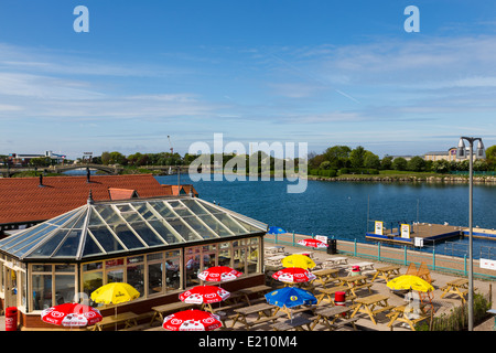 Cafe mit Blick auf den Marine-See in Southport, Merseyside UK Stockfoto