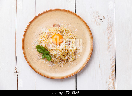 Pasta Carbonara mit Parmesan und Eigelb auf weißem Holz Hintergrund Stockfoto