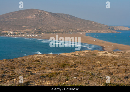 Meer-Landschaft mit Land Hals und Surfer. Westliche Küste von Rhodos, Griechenland. Stockfoto