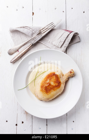 Huhn Kiew mit Kartoffelpüree auf hölzernen Hintergrund Stockfoto