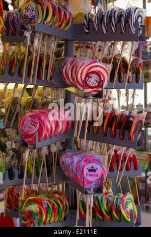 Bunte Eimer, Spaten, Wasserbälle, Fischernetze und Süßigkeiten im Outlet in Southport, Merseyside. Stockfoto