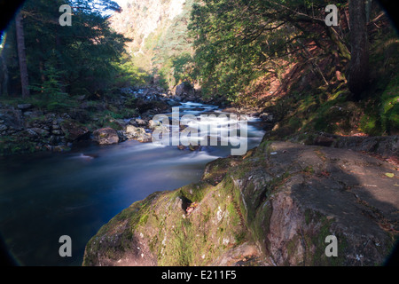 Flusses Glaslyn Alpinstil Tal durchquert. Beddgelert, Snowdonia, Gwynedd, Wales, Vereinigtes Königreich "Langzeitbelichtung. Stockfoto