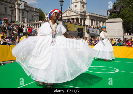 London, UK. Donnerstag, 12. Juni 2014. Brasilianer zu sammeln für die Brasilien-Day Feierlichkeiten in Trafalgar Sq. Eine Versammlung zu Beginn der FIFA WM 2014 in Brasilien zu feiern. Feiernden singen und tanzen und spielen Fußball-Spiele und das alles in gelb grün und Blau der brasilianischen Flagge. Bildnachweis: Michael Kemp/Alamy Live-Nachrichten Stockfoto