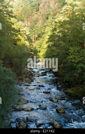 Flusses Glaslyn Alpinstil Tal durchquert. Beddgelert, Snowdonia, Gwynedd, Wales, Vereinigtes Königreich. Stockfoto