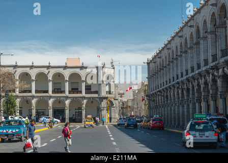 Peru, Arequipa Provinz, Arequipa, Altstadt Weltkulturerbe der UNESCO, Plaza de Armas und seine Bögen Stockfoto