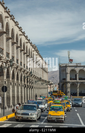 Peru, Arequipa Provinz, Arequipa, Altstadt Weltkulturerbe der UNESCO, Plaza de Armas und seine Bögen Stockfoto