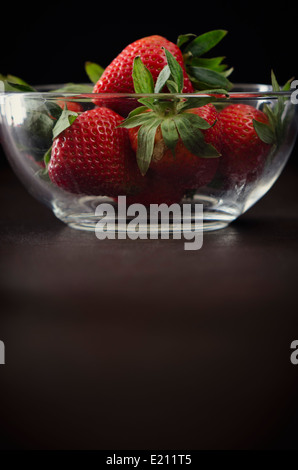 Erdbeeren in eine Glasschüssel Stockfoto