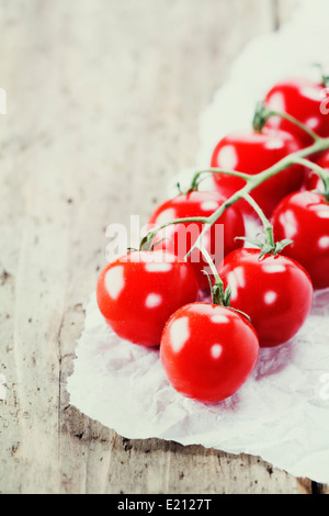 Frische Tomaten auf einer hölzernen Tischplatte Stockfoto