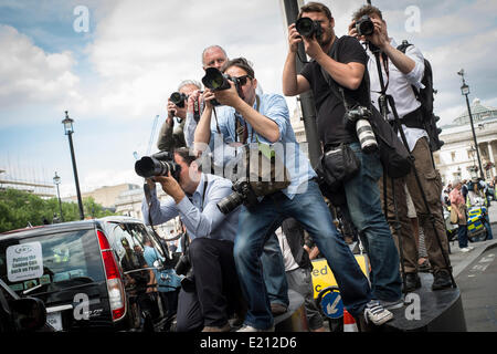 Presse-Fotografen bei der Arbeit in Whitehall in London Taxi Streik über die Uber-mobile-App.  Tausende von Londoner Taxis Teile von London zum Stillstand gebracht. Whitehall, Central London, 11. Juni 2014 Stockfoto