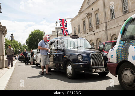 Whitehall in London Taxi Streik über Uber mobile ca. tausend Londoner Taxis Teile von London zum Stillstand gebracht. Whitehall, Central London, 11. Juni 2014 Stockfoto