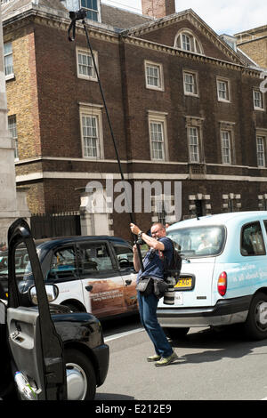 Drücken Sie Fotografen bei der Arbeit in Whitehall in London Taxi Streik über Uber mobile App verwenden eine Kamera an einem 5 Meter Ausleger Mast von seinem Mobiltelefon aus gesteuert. Tausende von Londoner Taxis Teile von London zum Stillstand gebracht. Whitehall, Central London, 11. Juni 2014 Stockfoto