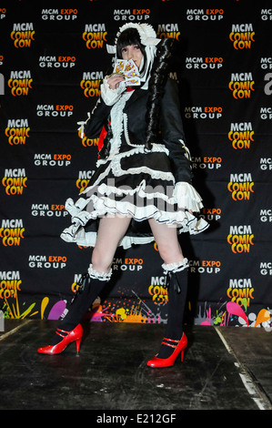 Frau nimmt an Comicon verkleidet als Celestia Ludenberg aus Dangan Rompa Stockfoto