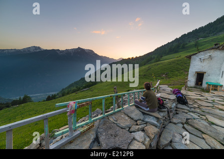 Weibliche Wanderer Rast und Sonnenuntergang der italienisch - französischen Alpen. Stockfoto