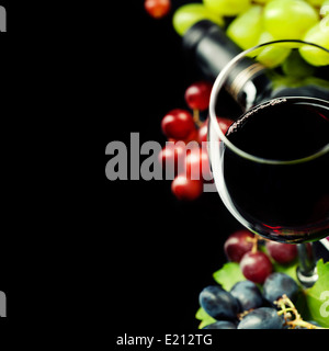 Gläser Wein und Trauben auf schwarzem Hintergrund Stockfoto