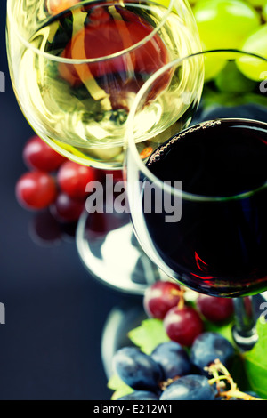 Gläser Wein und Trauben über schwarz Stockfoto