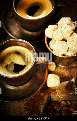 frisch zubereitete italienische Espresso Kaffeebohnen mit Zucker Stockfoto