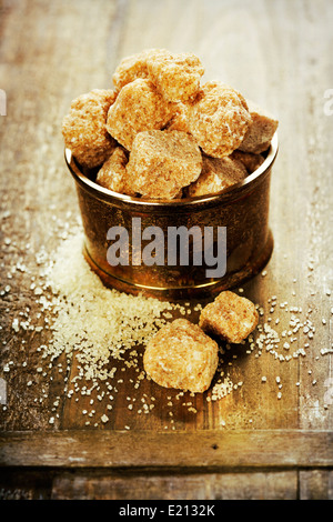 Nahaufnahme von braunem Zucker auf alten Holztisch Stockfoto