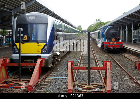 moderne Nordirland Gleise Klasse 4000 Zug und Lok Dampflok in Bangor-Bahnhof-Nordirland Stockfoto