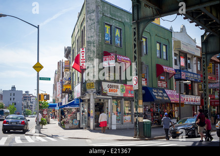 Geschäfte unter den El am Broadway, CBD im Stadtteil Bushwick, Brooklyn in New York Stockfoto