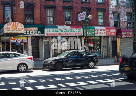 Geschäfte unter den El am Broadway, CBD im Stadtteil Bushwick, Brooklyn in New York Stockfoto