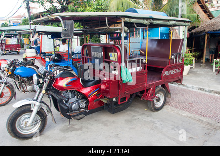 Ein schickes Tuk-Tuk in den Straßen von Sihanoukville, Kambodscha Stockfoto