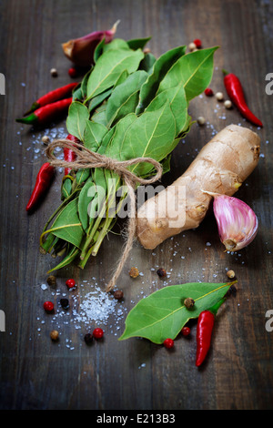 Mediterrane Küche auf Holzbrett Stockfoto