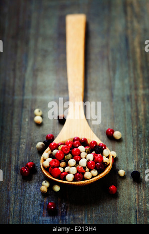 Pfeffer-Mix in Holzlöffel Stockfoto