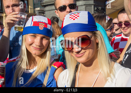 Kroatischen Fußball-Fans auf dem Hauptplatz, beobachten EURO 2012 Spiel Italien Vs Kroatien am 14. Juni 2012 in Zagreb, Kroatien Stockfoto