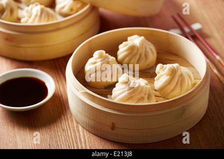 Baozi chinesische Knödel auf Bambus-Dampfer Stockfoto