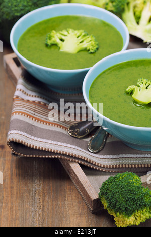 Schalen mit grünen Brokkoli-Cremesuppe Stockfoto