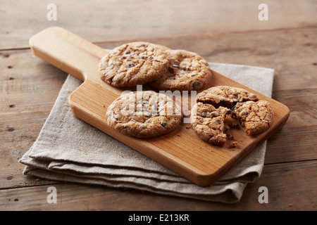 Chocolate Chip Cookies auf Holztisch und Serviette Stockfoto