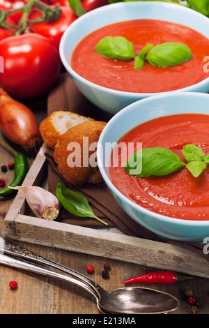 Traditionelle Tomatensuppe und Zutaten Stockfoto