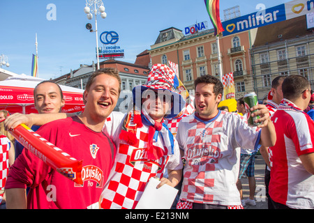 Kroatischen Fußball-Fans auf dem Hauptplatz, beobachten EURO 2012 Spiel Italien Vs Kroatien am 14. Juni 2012 in Zagreb, Kroatien Stockfoto