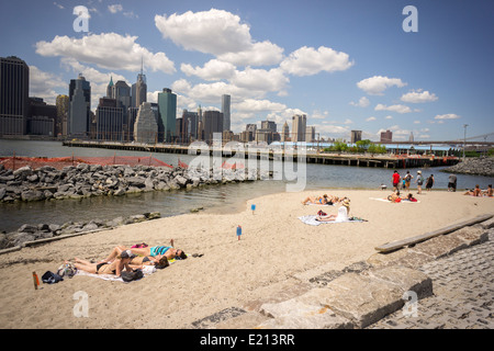 Parkgoers genießen Sie den neu eröffneten Strand vom East River im Brooklyn Bridge Park in Brooklyn in New York Stockfoto