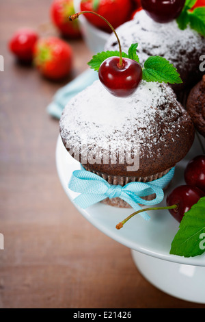 frische Schokolade Muffins mit Kirschen Stockfoto