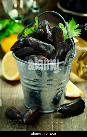 Bereit für das Kochen auf hölzernen Hintergrund frische Muscheln Stockfoto