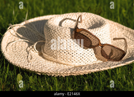 Still Life-Bild einen Sonnenhut und Sonnenbrille auf dem Rasen Stockfoto