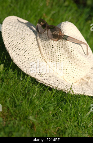 Still Life-Bild einen Sonnenhut und Sonnenbrille auf dem Rasen Stockfoto