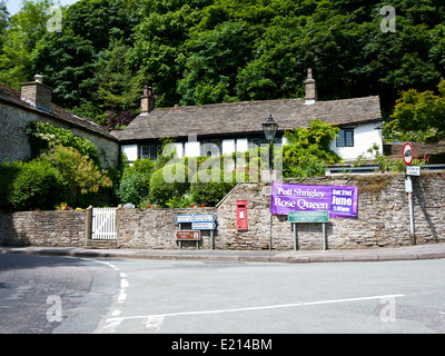 Ferienhaus im Pott Shrigley mit einer Gaslampe an der Hauptstraße. Pott Shrigley, Cheshire, England, UK. Stockfoto