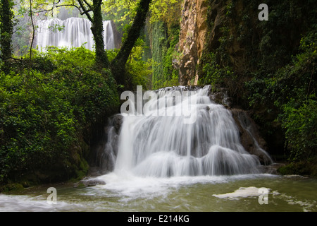 Wasserfall in der Monasterio de Piedra (Piedra Kloster) Park, Saragossa, Aragon, Spanien. Stockfoto