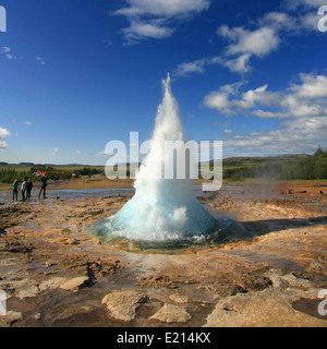 Geysir Strokkur Ausbruch im Bereich Geysir, Island. Stockfoto