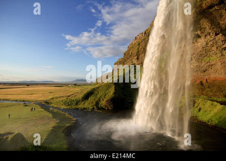 Wasserfall Seljalandsfoss in der Dämmerung, in der Nähe von Eyjafjallajökull-Gletscher im Süden Islands. Stockfoto