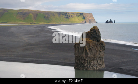 Der schwarze Sand Strand Reynisfjara und der Berg Reynisfjall von Dyrhólaey Vorgebirge in der südlichen Küste von Island. Stockfoto