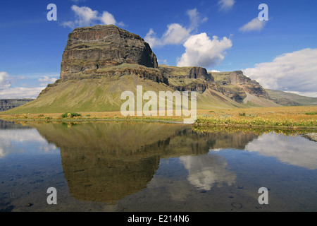 Mount Lomagnupur, eine steile Landzunge an der isländischen Küste. Stockfoto