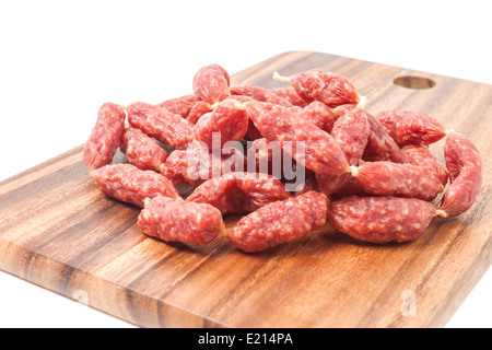 Ein Haufen Mini Salamis auf Holzbrett Stockfoto